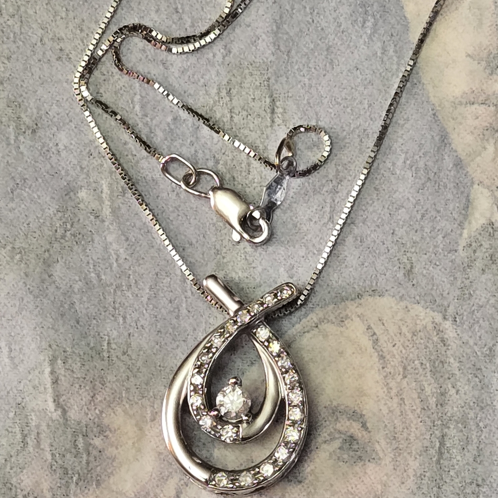Elegant Silver Pendant Necklace